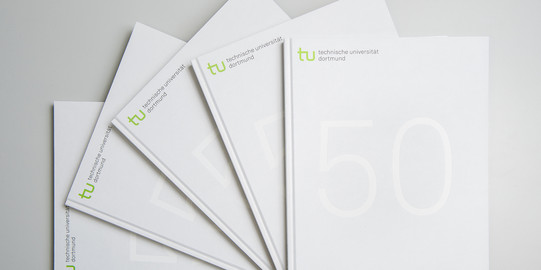 Fünf Exemplare der Festschrift auf einem Tisch