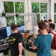 TU Dortmund SchnupperUni 2022 Teilnehmende steuern Roboter bei einer Veranstaltung der Fakultät für Elektrotechnik und Informationstechnik.