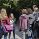 SchnupperUni_2019_Mentorengruppe_02 Eine Mentorin stellt sich draußen einer Gruppe von Teilnehmenden vor.