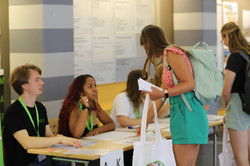 Teilnehmende sind am Stand der SchnupperUni, wo sie von den TU Mitgliedern begleitet werden