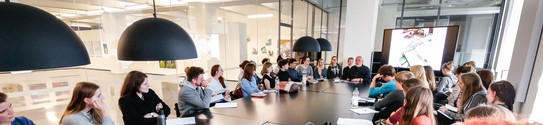 Teaser Veranstaltungen Studierende und Dozent am Tisch im Seminarraum im Dortmunder U