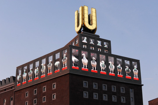 Dortmunder U Das Dortmunder U mit Bildschirmen und blauem Himmel im Hintergrund.